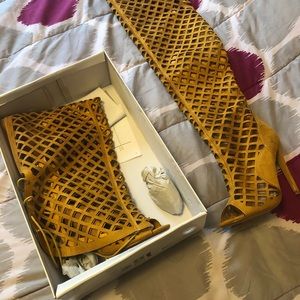 New, NEVER WORN Mustard color cage heels